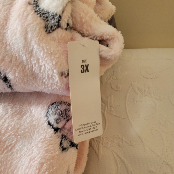 NWT. Pink fuzzy pajamas with penguin. - Picture 3 of 4